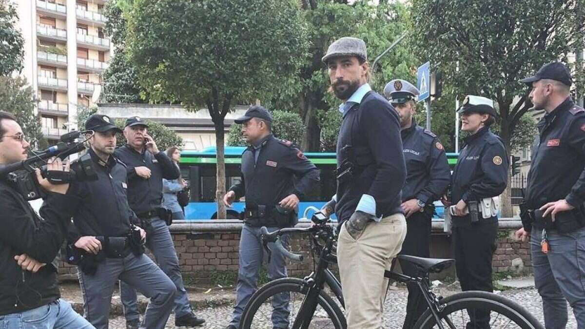 Vittorio Brumotti fa arrestare uno spacciatore durante un servizio a Milano, ma viene aggredito due volte