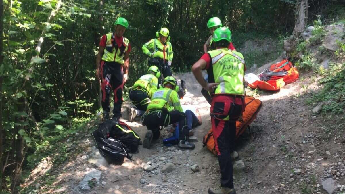 Scivola lungo in sentiero e precipita per 30 metri in una scarpata, morto un escursionista a Mandello