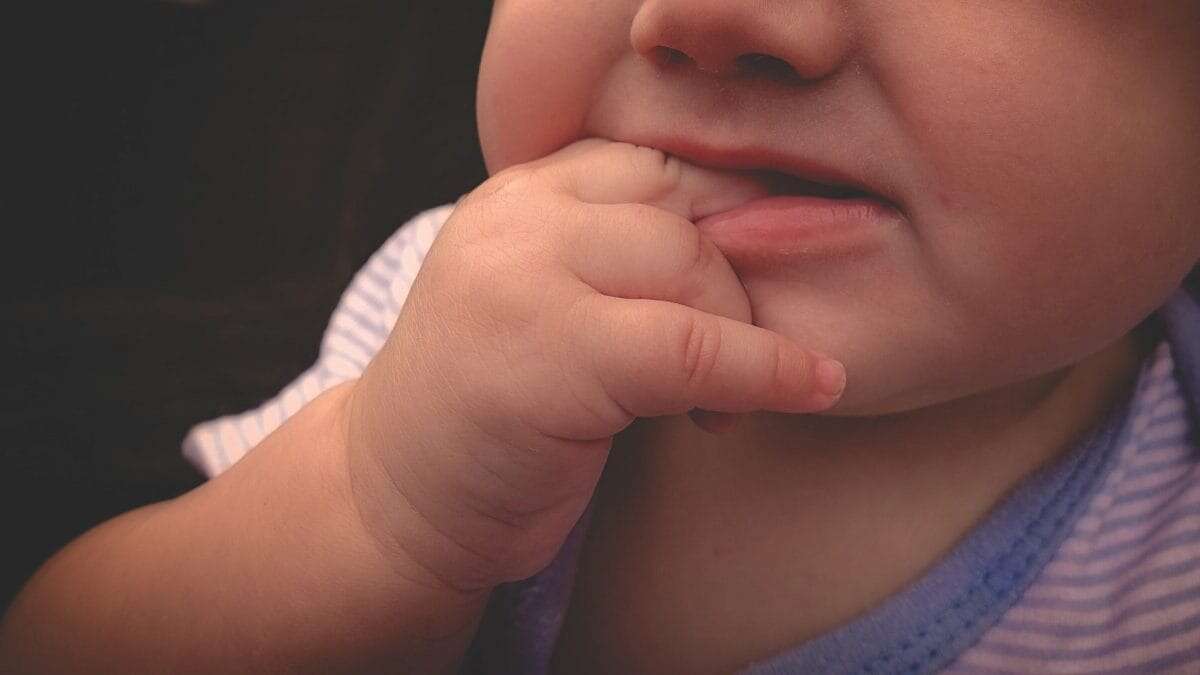 Ustiona la figlia di 17 mesi con lo spray, la perizia: 