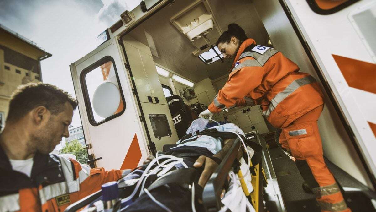 Operaio viene travolto da un camion al magazzino del supermercato Il Gigante, morto 51enne