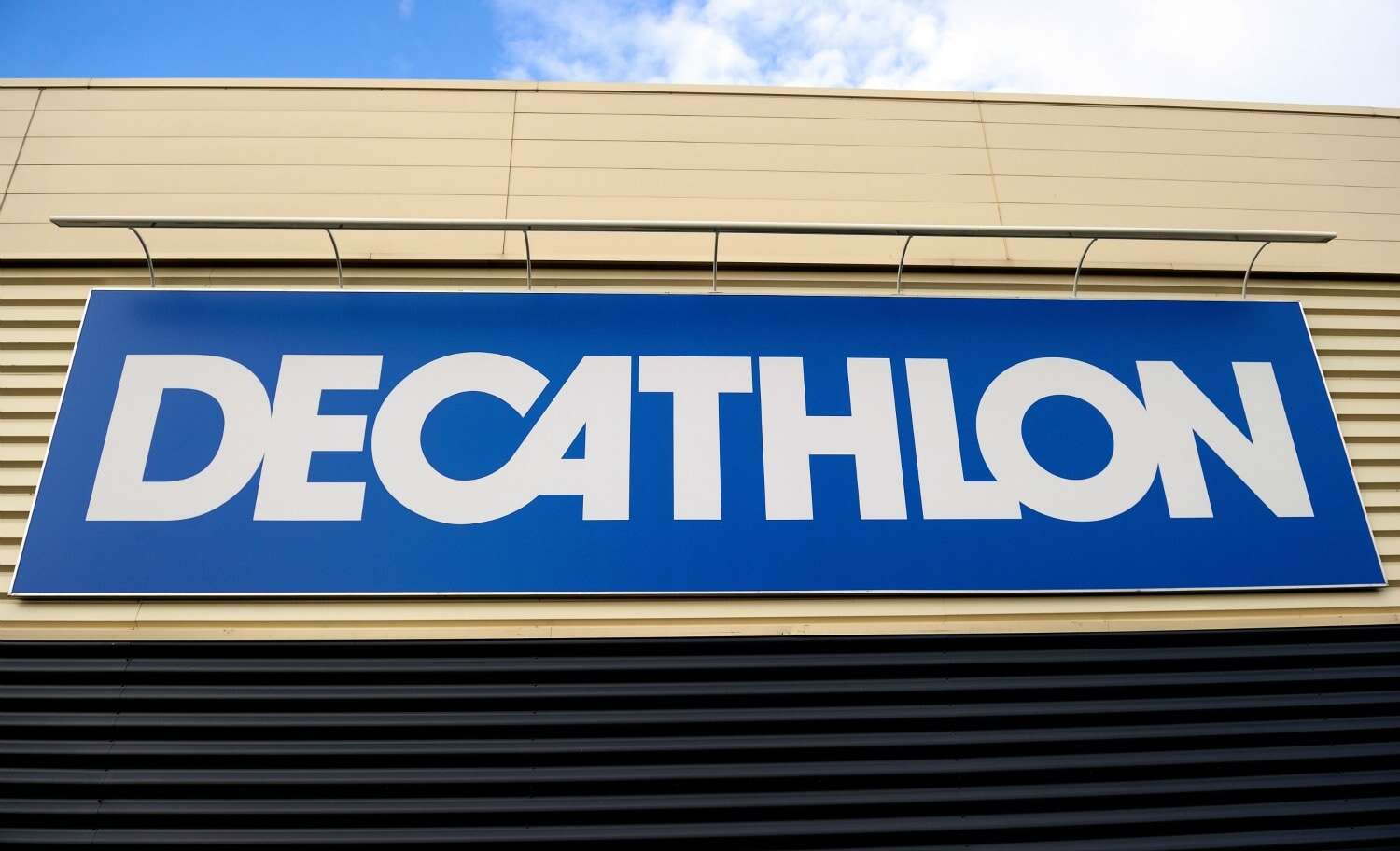 Forzano una porta antipanico ed entrano nella Decathlon di Lonato: ladri in fuga con un bottino da 50mila euro