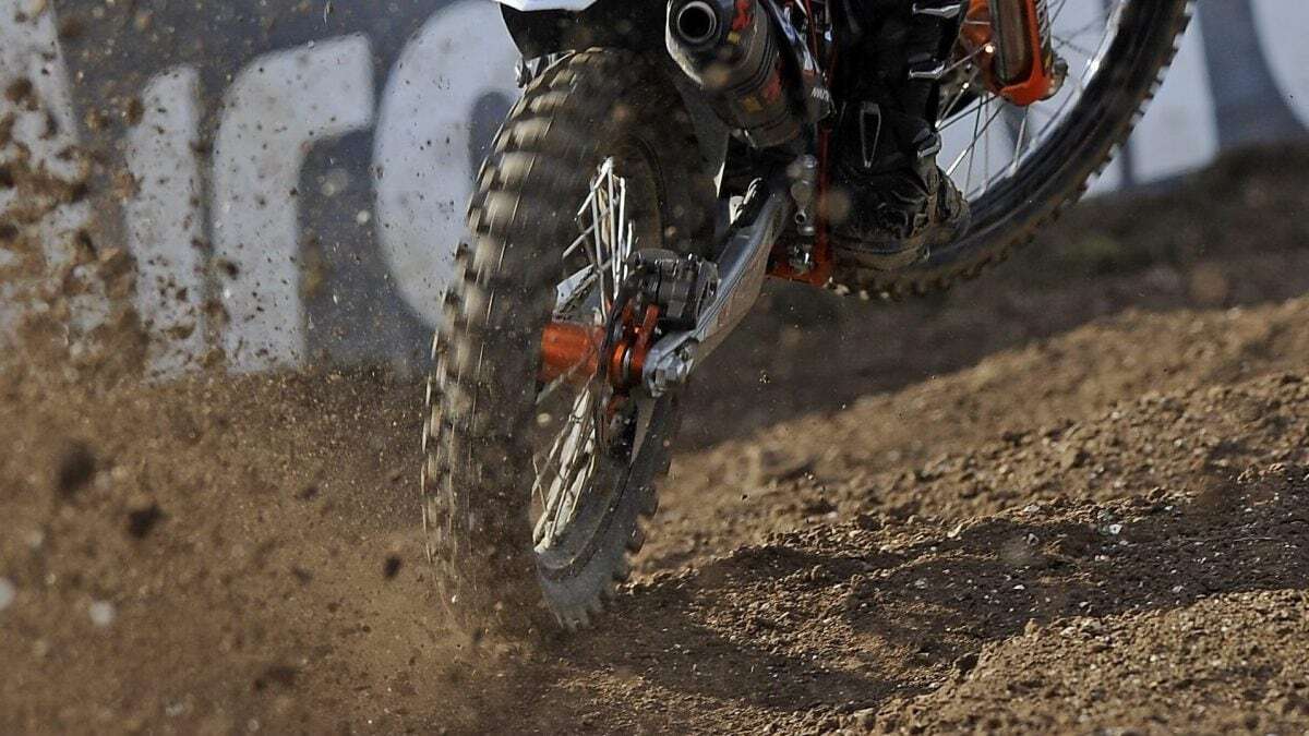 Cade dalla moto da cross: bimbo di 7 anni portato all'ospedale con l'elicottero