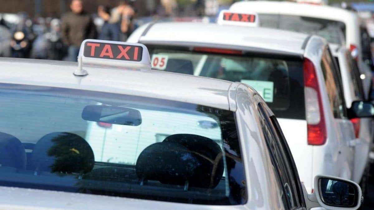 Attraversa la strada in centro a Milano e viene travolto da un taxi: morto un uomo