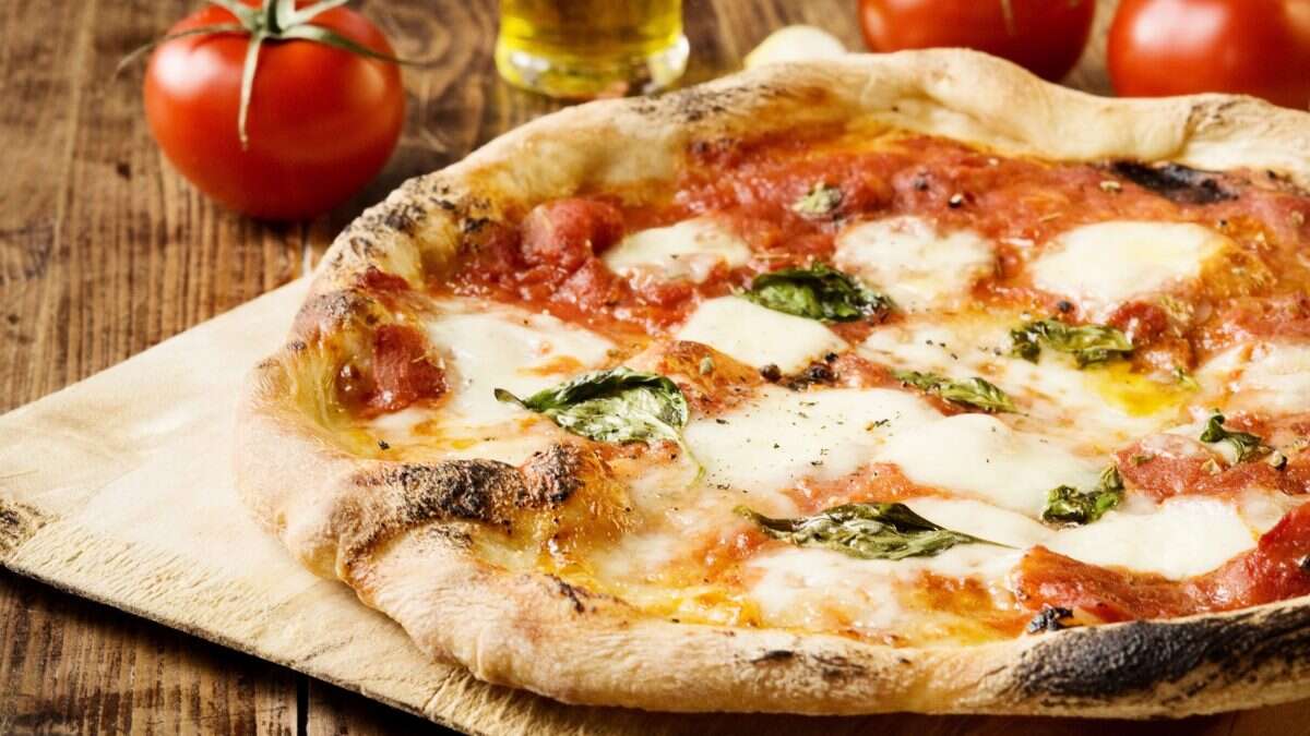 Cenano in pizzeria e scappano senza pagare il conto da 120 euro: 