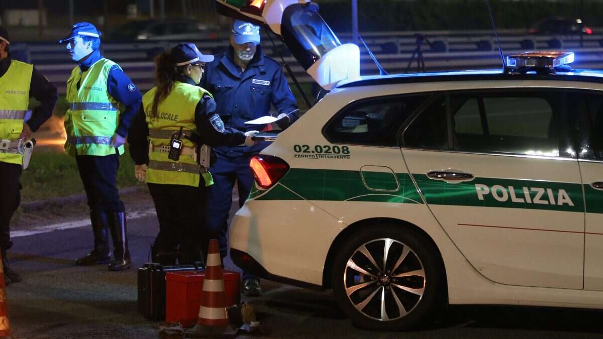 Aggredisce il marito in strada e morde al braccio un poliziotto: denunciata una donna