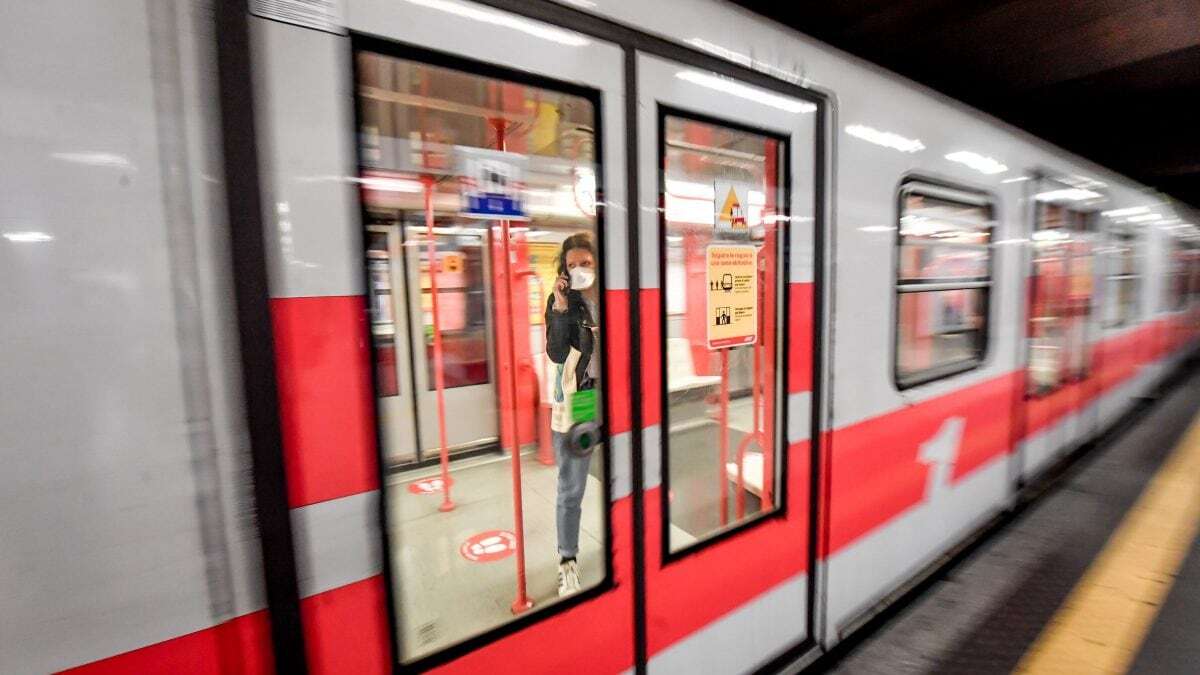 Sospesa la metro rossa a Milano tra le stazioni Cairoli e Pasteur: c'è una persona sui binari