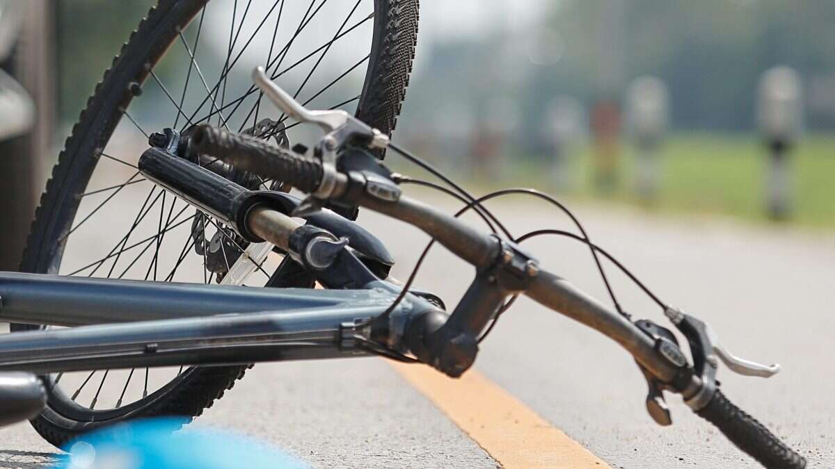 Donna va al supermercato in bicicletta, ma viene travolta e uccisa da un'auto