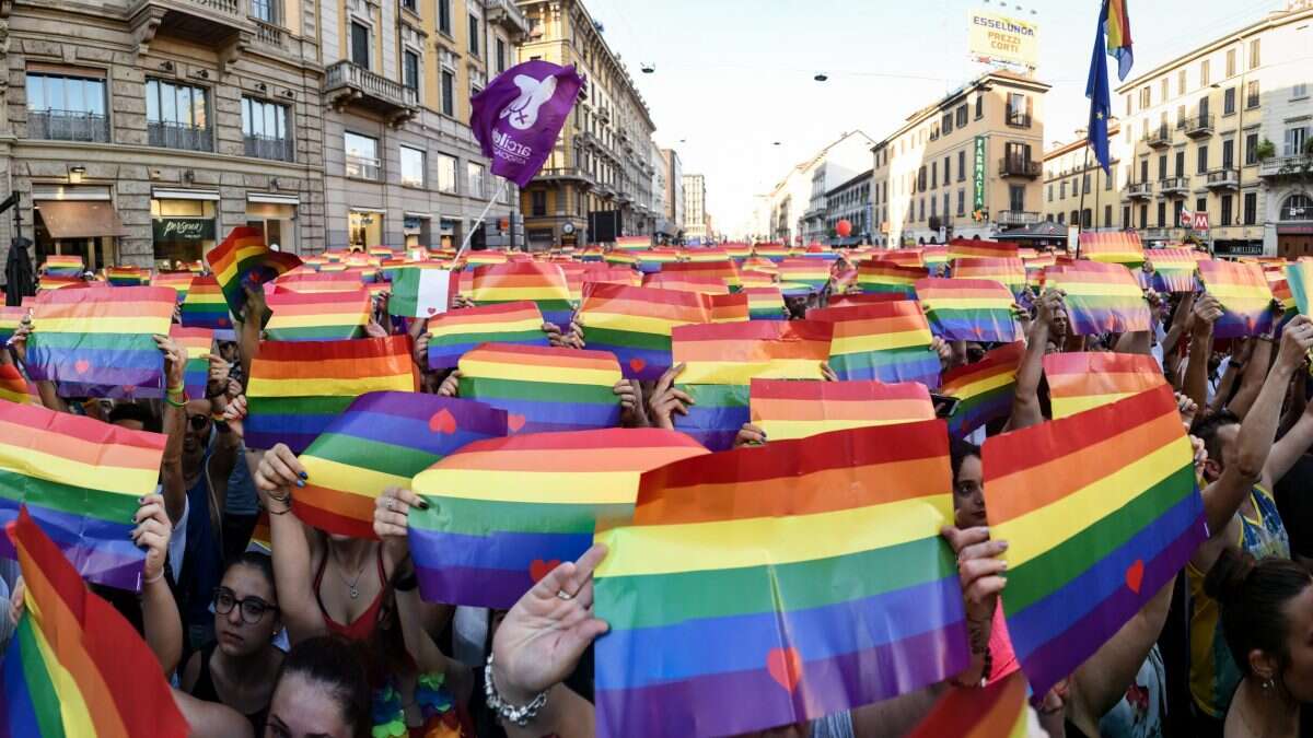 Coppia gay picchiata e insultata mentre cena in un ristorante a Milano: 