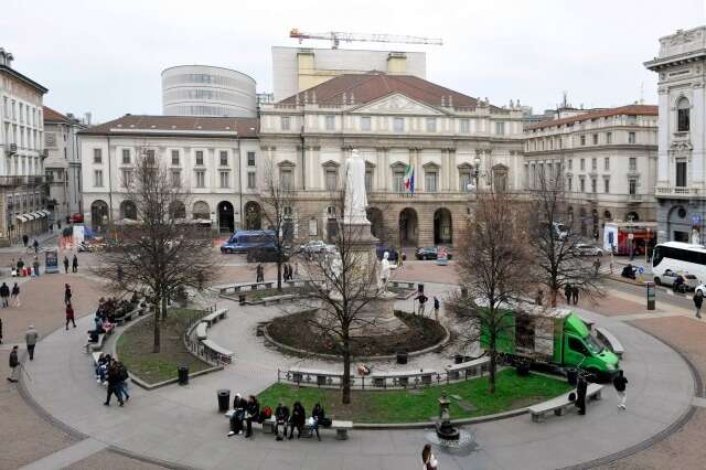 Ragazza di 19 anni si salva da uno stupro a Milano facendo il gesto antiviolenza a una cameriera