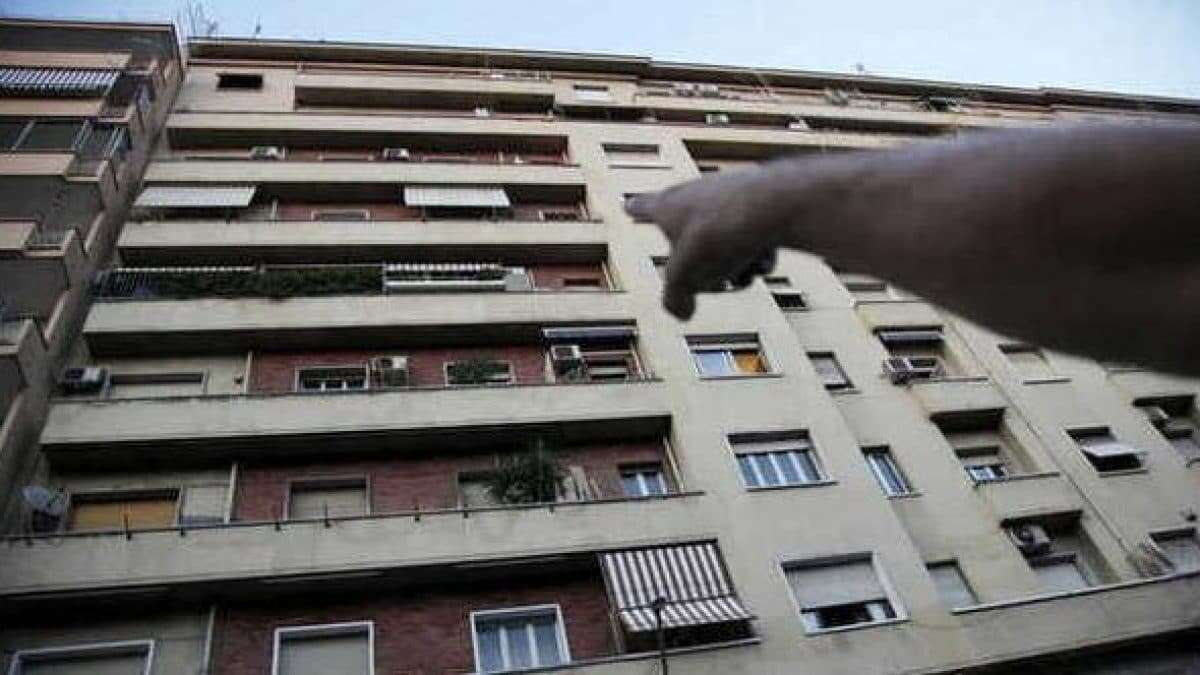 Bambino di 4 anni cade dal balcone di casa e precipita per 10 metri: è riuscito a salvarsi