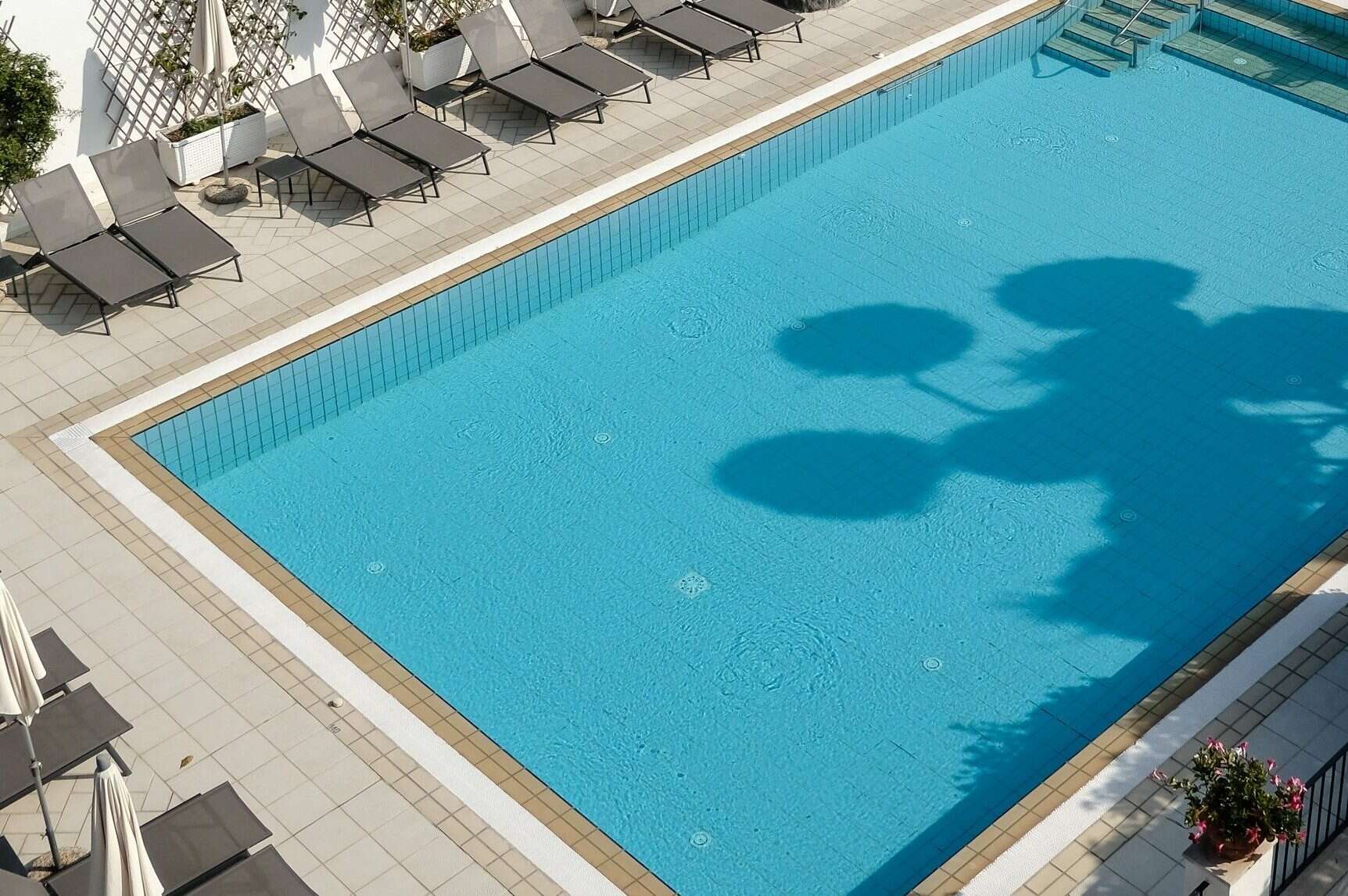 Non può tuffarsi in piscina perché ha il turbante: 