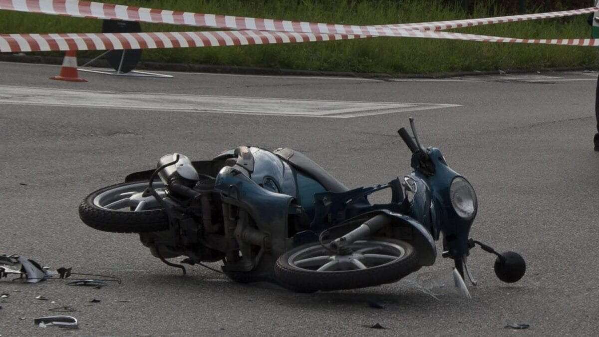 Esce di casa con lo scooter per raggiungere gli amici ma viene travolta da un'auto: morta una 14enne