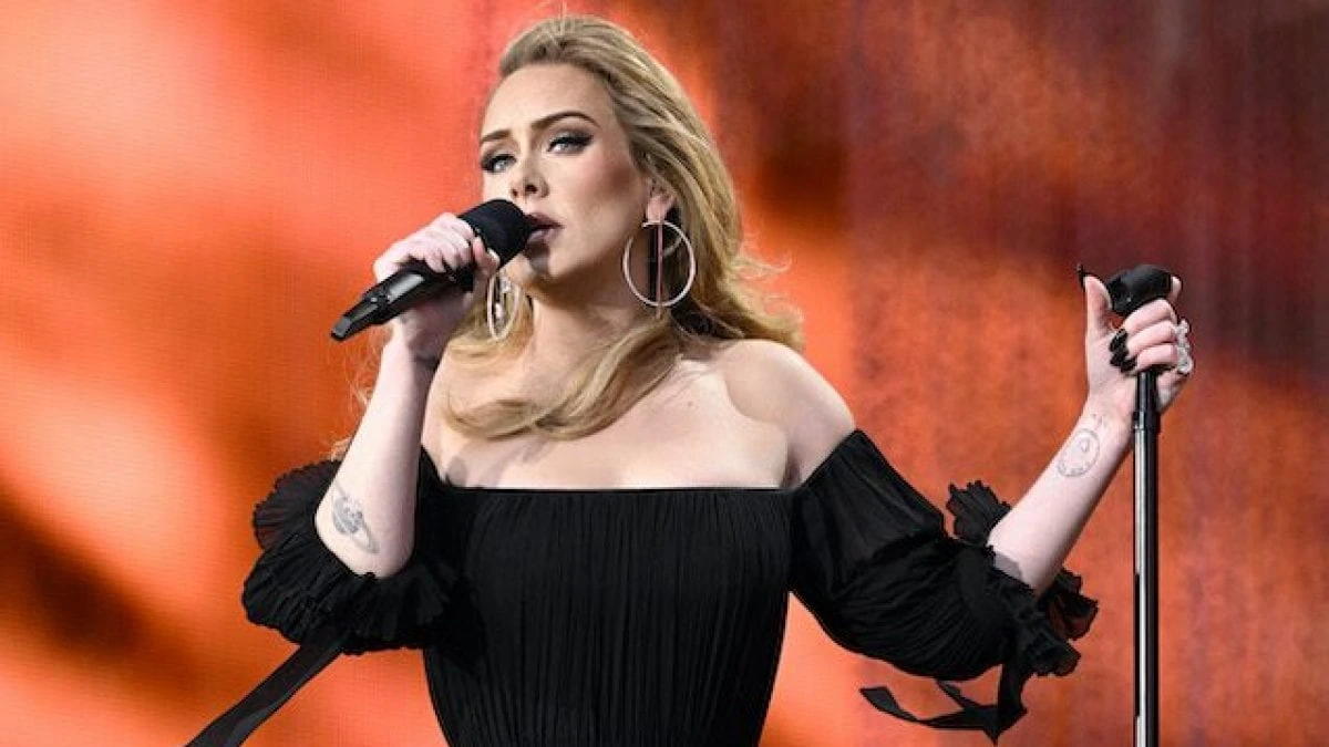 Adele si prende una pausa: “Sono ancora malata, la mia voce è messa a dura prova”