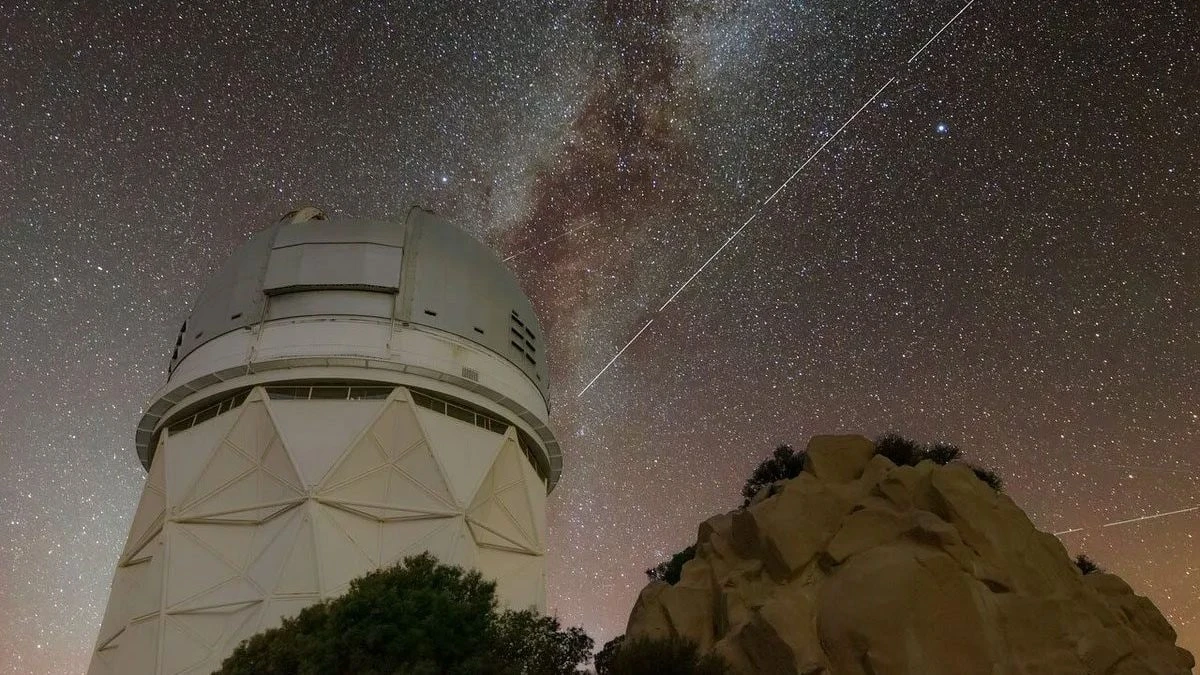 Un satellite lanciato lo scorso anno è luminoso come le stelle viste a occhio nudo