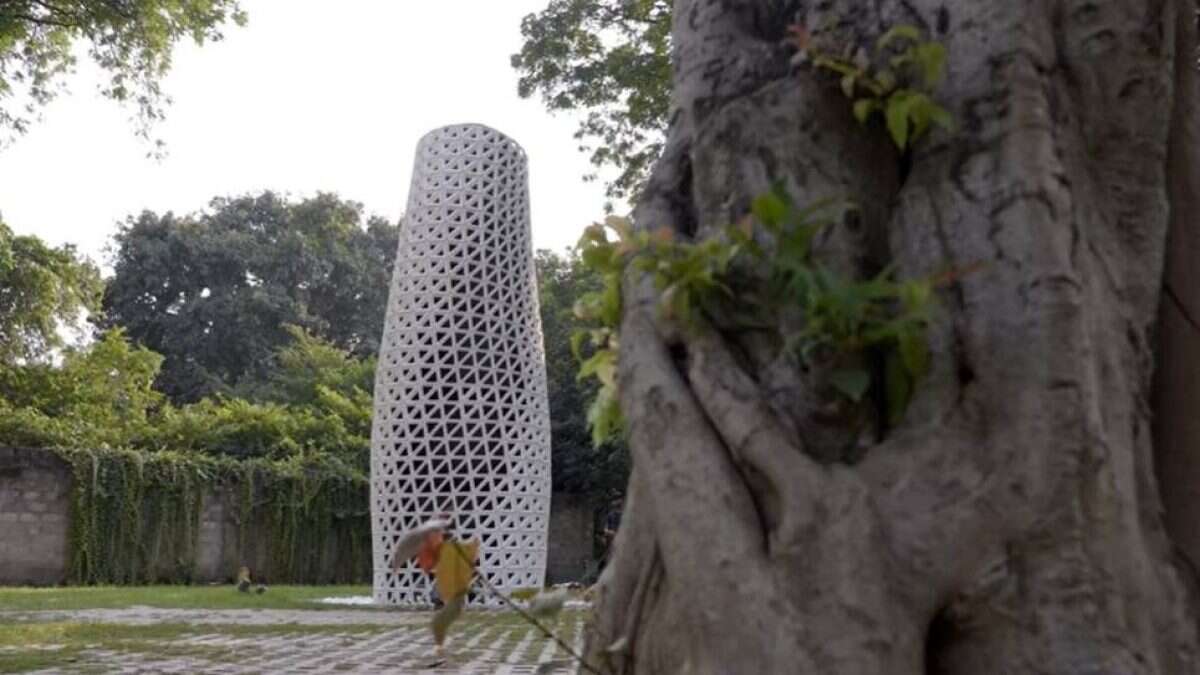 In India è comparsa una futuristica torre alta 5 metri che purifica l’aria dallo smog