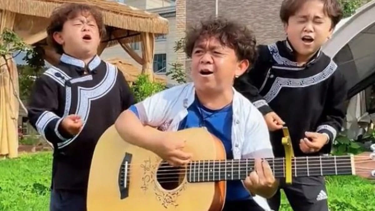 Tutta la storia dei Muyun Brothers, i tre fratelli cinesi che cantano con la chitarra su TikTok