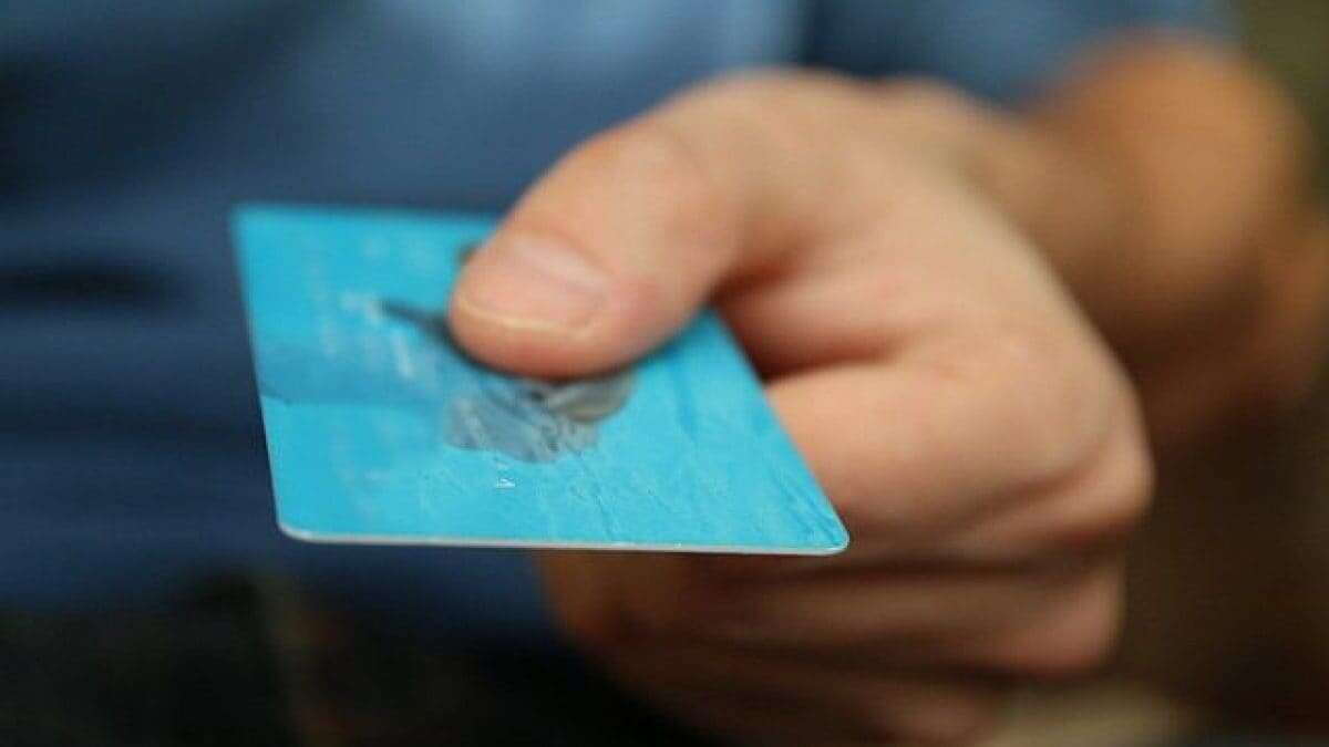 Ogni settimana inaliamo 5 grammi di plastica, quanto quella di una carta di credito: i rischi