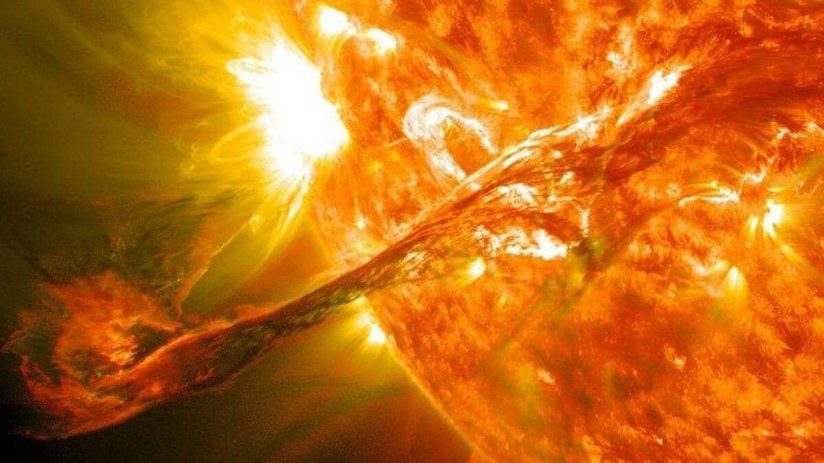 Eruzione solare colpisce Terra, Luna e Marte contemporaneamente: fenomeno mai visto prima, i rischi