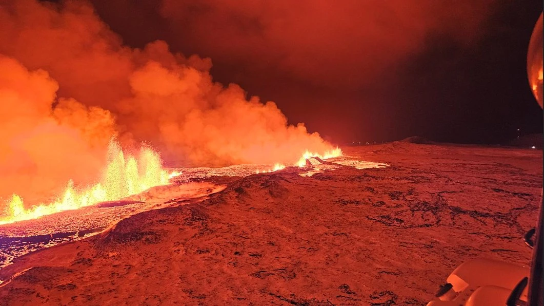 Fiamme e magma rompono il suolo: le immagini del vulcano in Islanda che ha iniziato l’eruzione