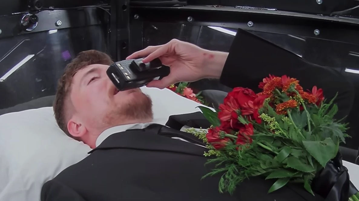 Questo youtuber si è fatto seppellire per una settimana: milioni di persone hanno visto il suo video