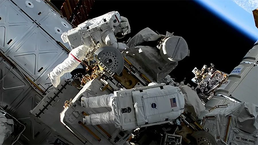 Astronaute della NASA perdono cassetta degli attrezzi nello spazio: quali sono i rischi
