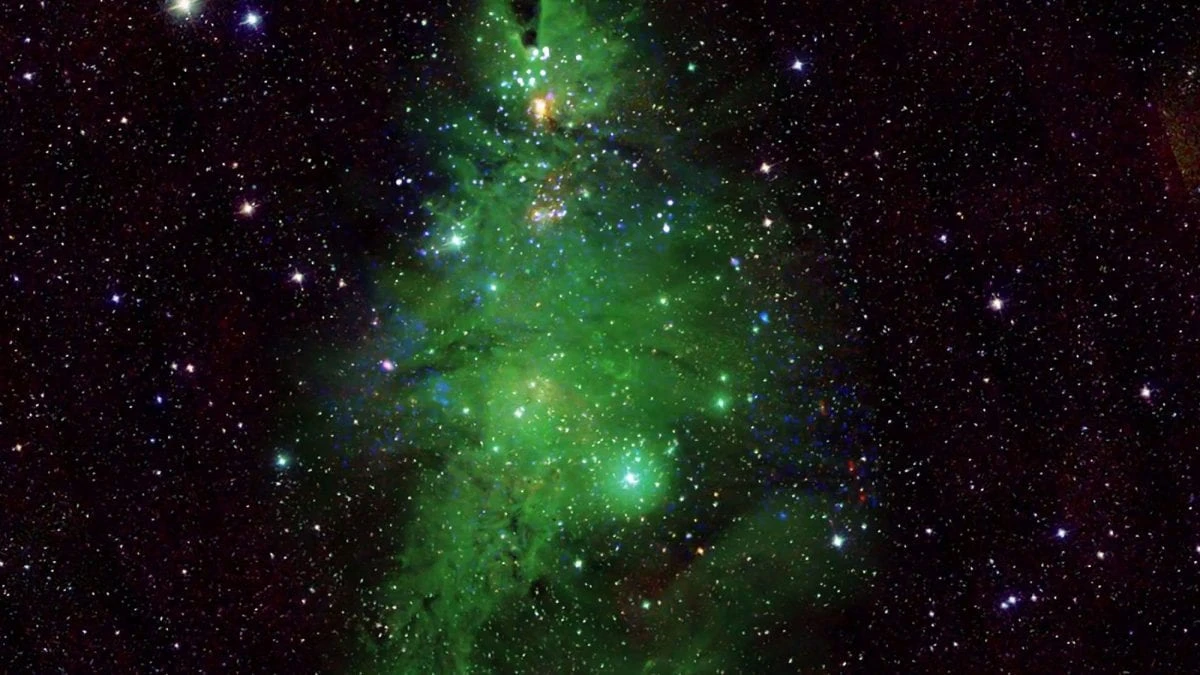 Un albero di Natale brilla nella Via Lattea, la nuova spettacolare foto della NASA