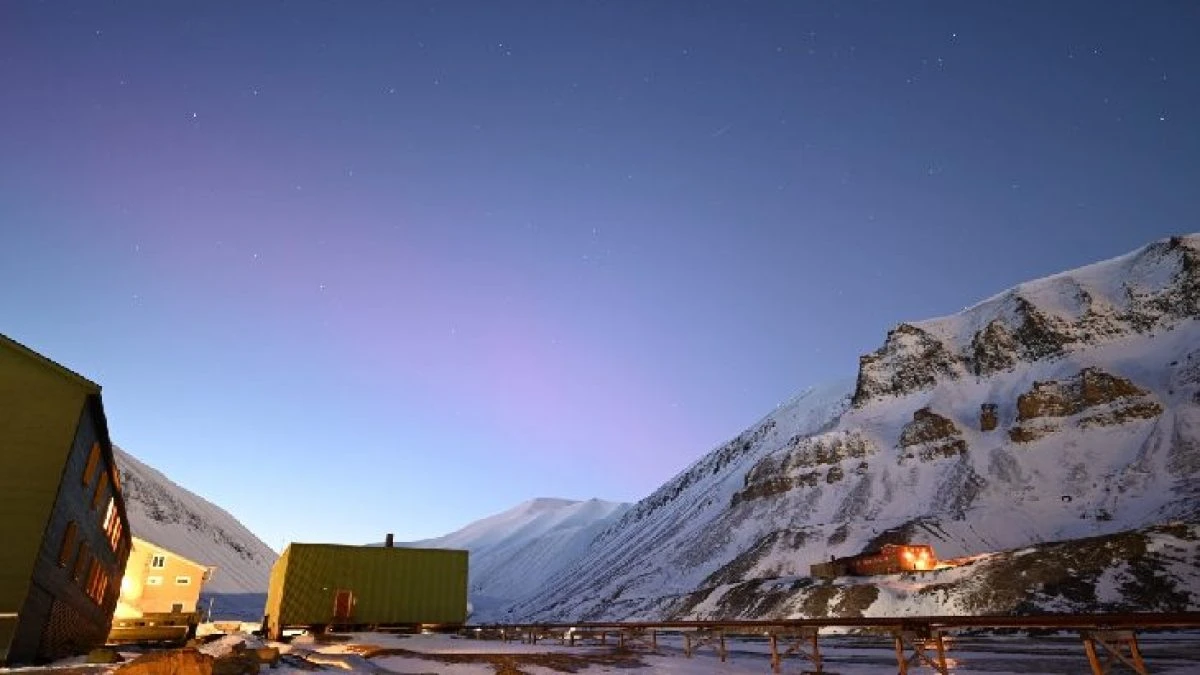 Le tempeste solari danno vita a rare e meravigliose aurore blu diurne nel cielo delle Svalbard