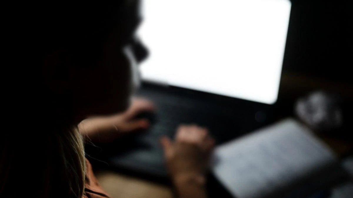 Perché un gruppo di bambini sta creando immagini pedopornografiche con l’intelligenza artificiale