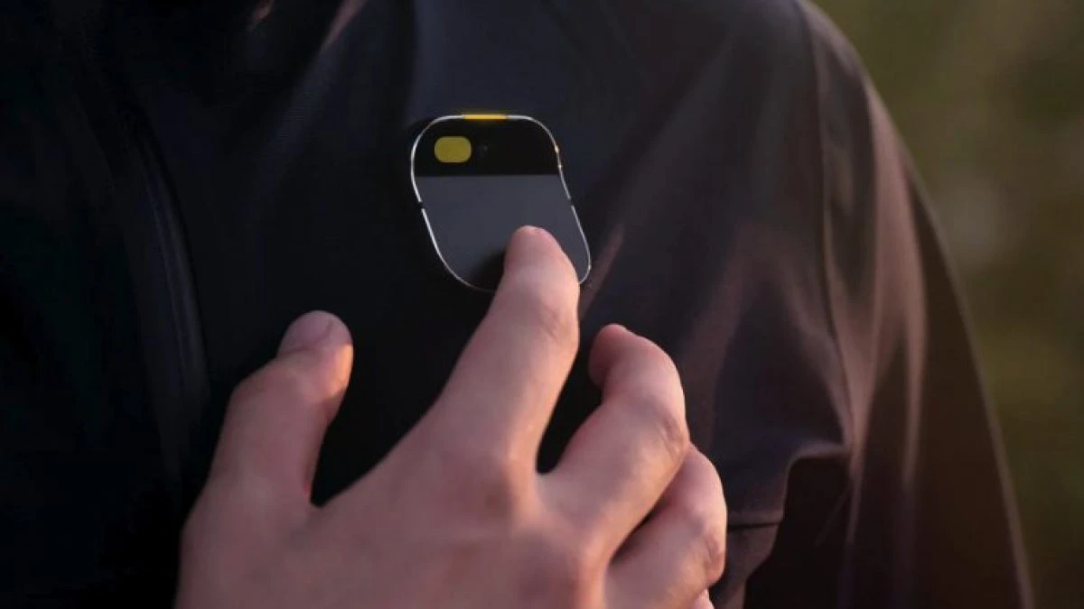 Questa spilla da appendere al petto vuole sostituire gli smartphone, ma è davvero possibile?