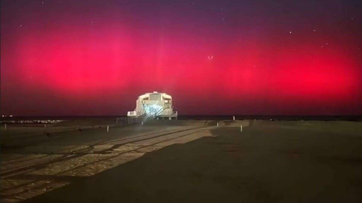 Come è nata l’aurora boreale rossa che siamo riusciti a vedere anche in Italia