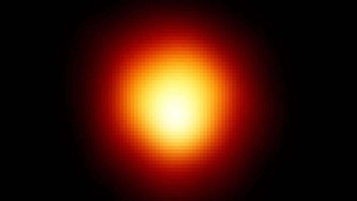 La stella Betelgeuse si comporta in modo strano: ora risplende a più del doppio della sua luminosità