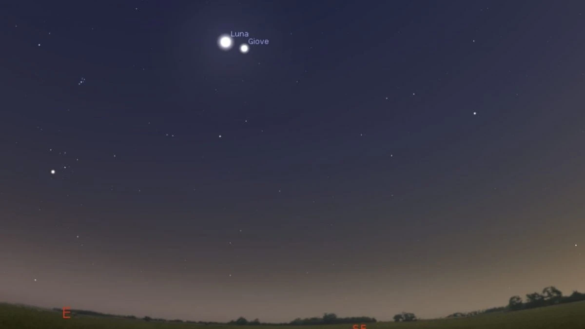 Questa sera la Luna sarà accompagnata da un gioiello luminoso, Giove: a che ora vederli nel cielo