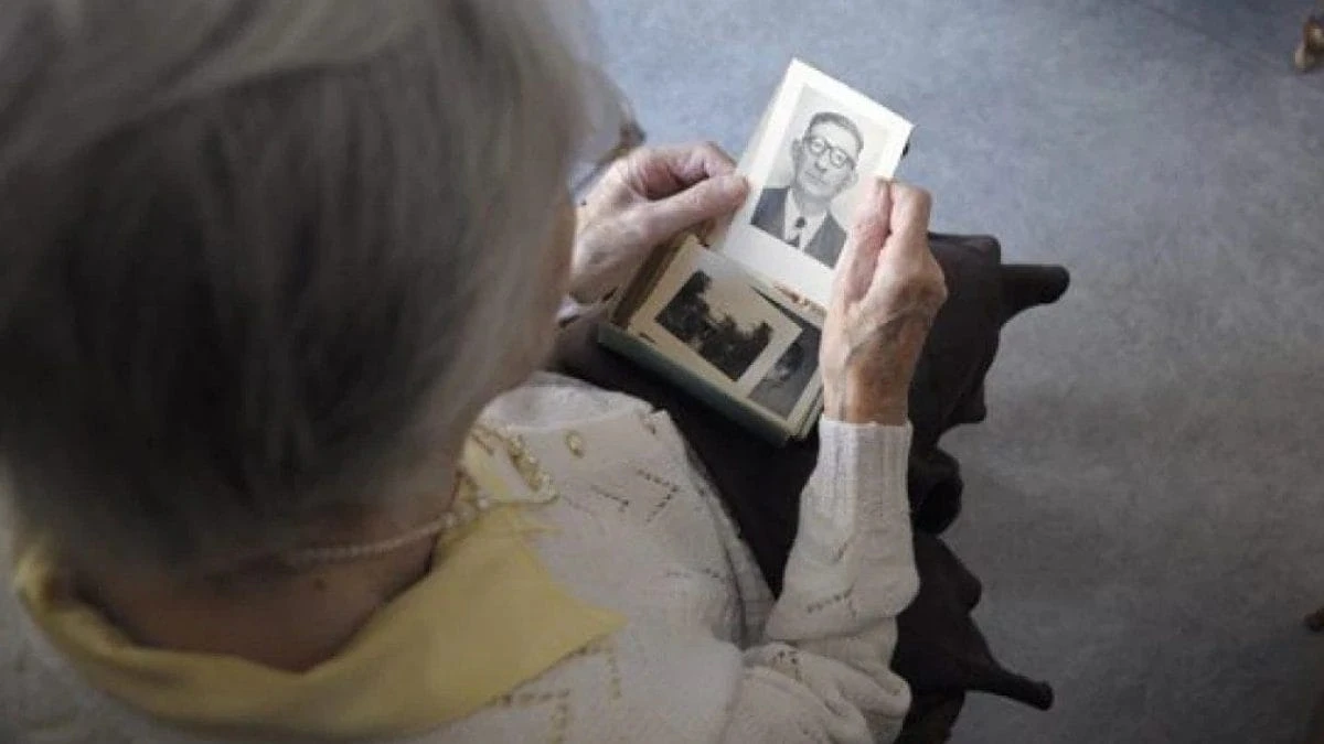 Vaccino anti Alzheimer efficace in laboratorio: riduce le placche e migliora il comportamento