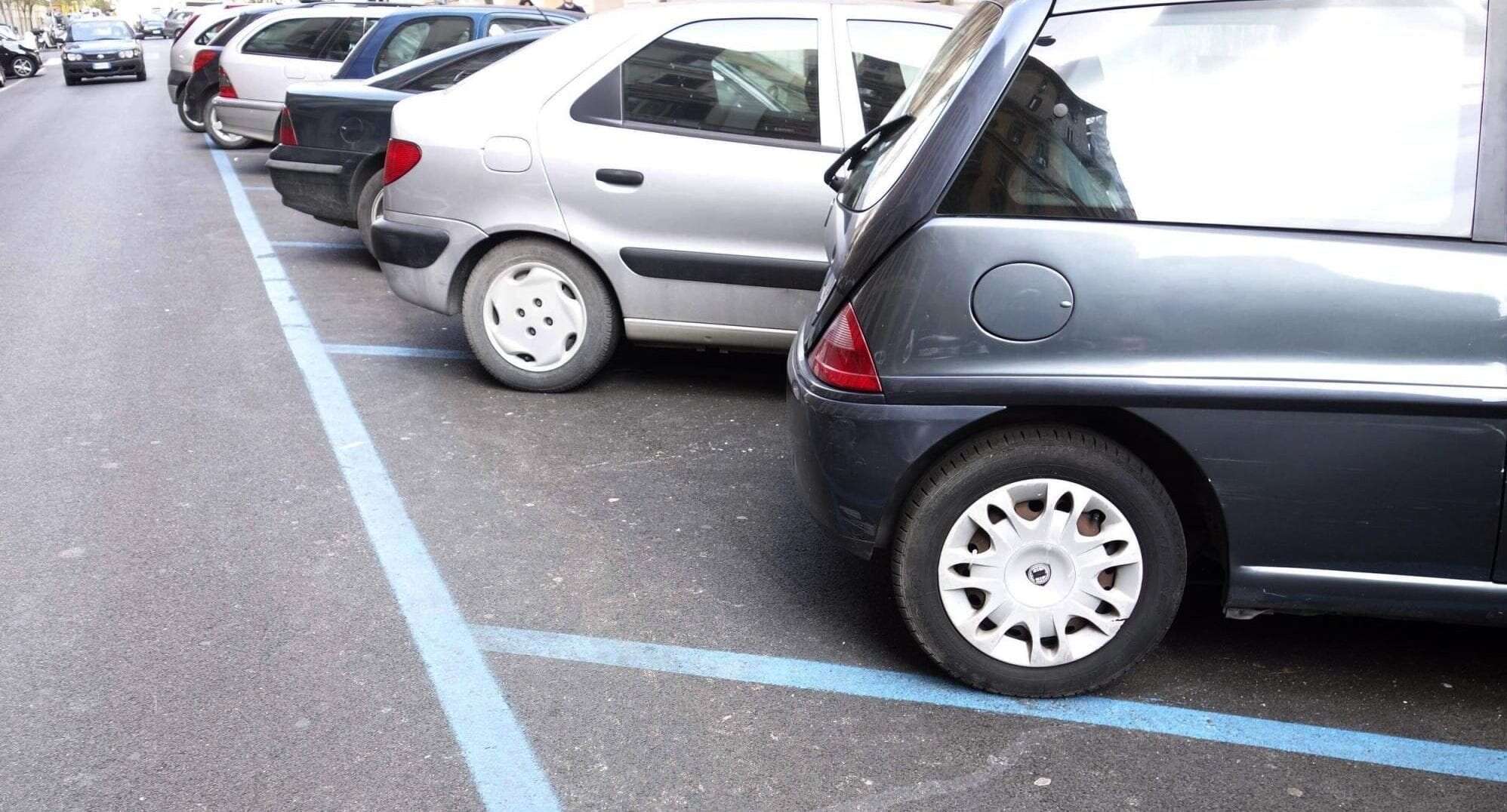 I garage mettevano le auto dei clienti in strada: controlli ai parcheggi ai Quartieri Spagnoli