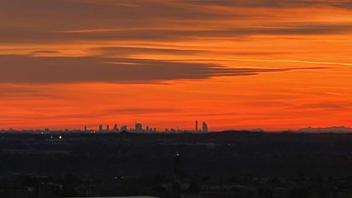 Il cielo è talmente limpido che da Bergamo si vede Milano al tramonto: lo scatto suggestivo