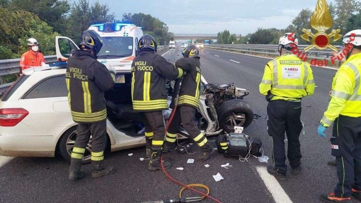 Tampona un'autocisterna del latte lungo la A21, morta una turista 35enne