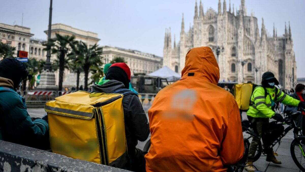 Provano a rapinare un rider, ma con una scusa riesce a portarle davanti alla Questura: arrestate due ragazze