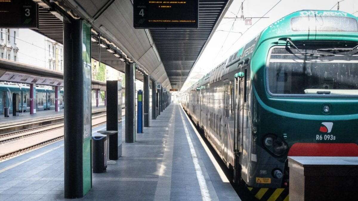 Donna di 32 anni investita da un treno a Bollate: linea Trenord Milano-Laveno interrotta