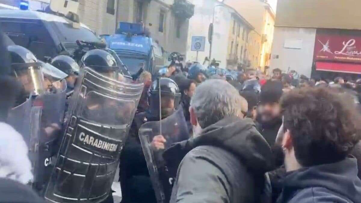 Corteo pro Palestina a Milano, carabinieri caricano i manifestanti: 