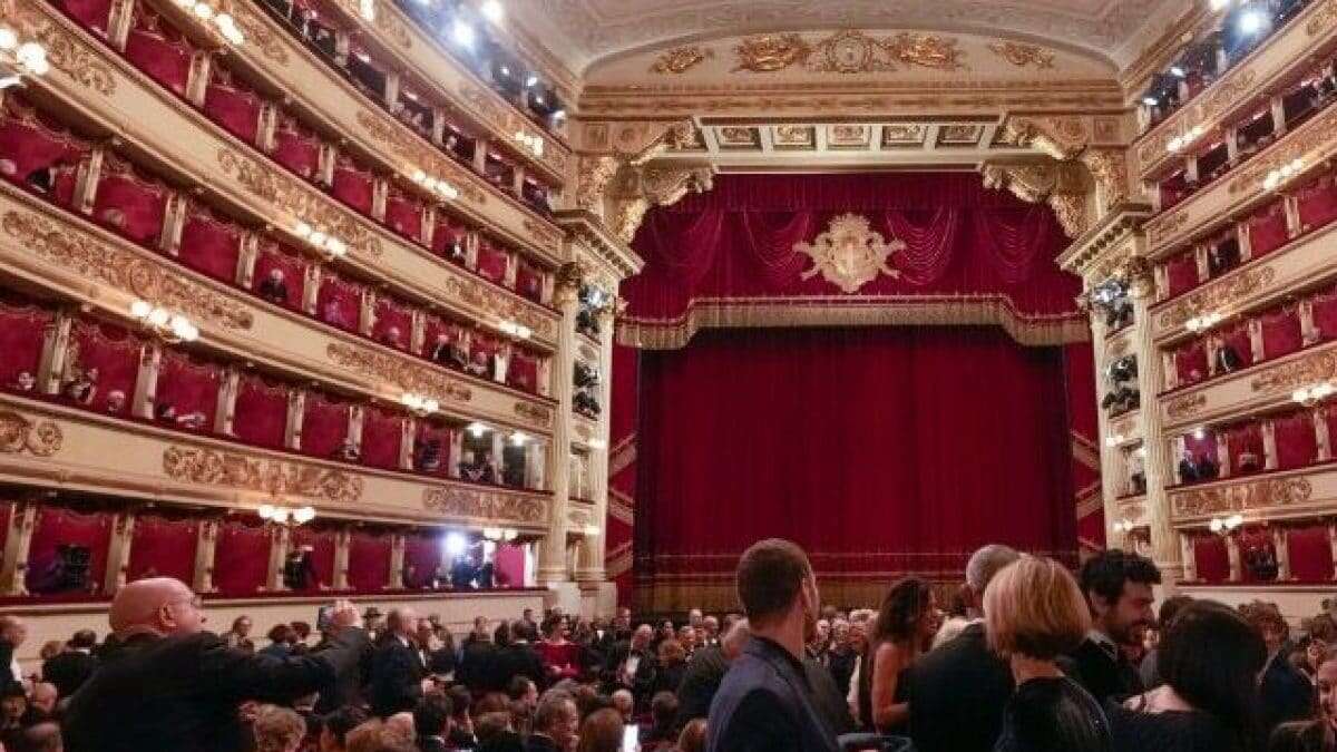 Da un palchetto della Scala gli scivola un telefonino che colpisce uno spettatore, dalla platea: 