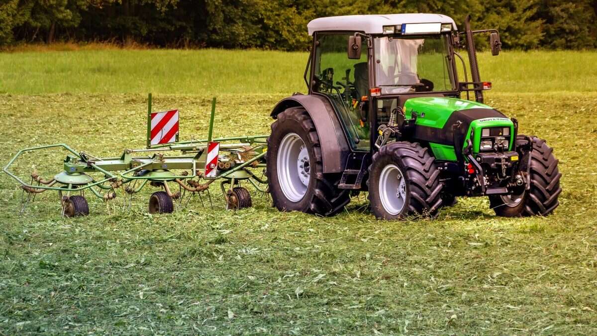 Si addormenta in un campo, mietitrebbia gli falcia la gamba: è ricoverato, ma nessuno conosce il suo nome