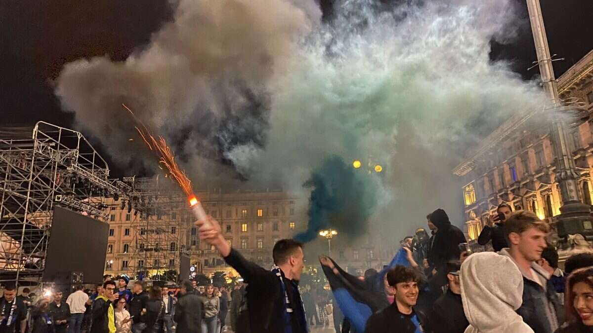 L'Inter batte il Milan e vola in finale di Champions League: esplode la festa dei tifosi in piazza Duomo a Milano