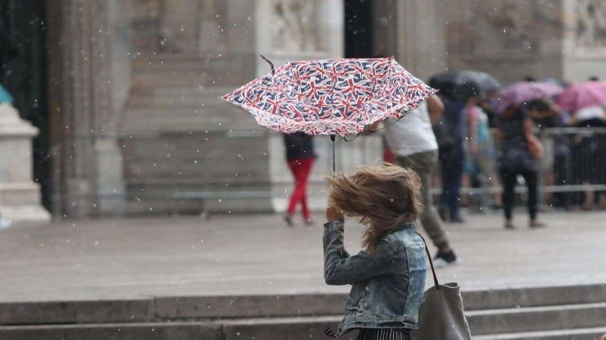 Allerta arancione in Lombardia fino a domani 25 novembre: in arrivo raffiche di vento da 100 km/h