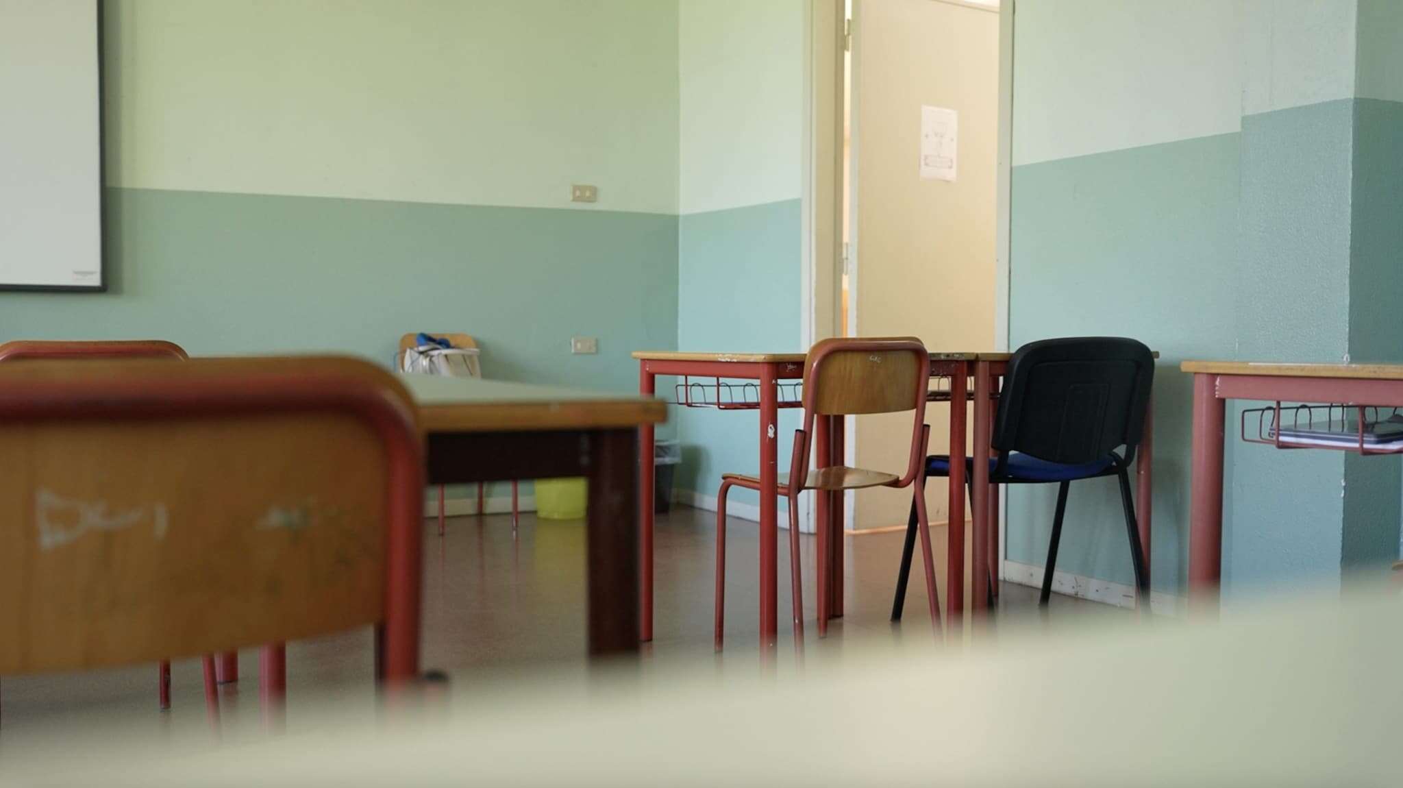 Ragazzina di 14 anni precipita dalla finestra della scuola a Milano: trasportata in ospedale