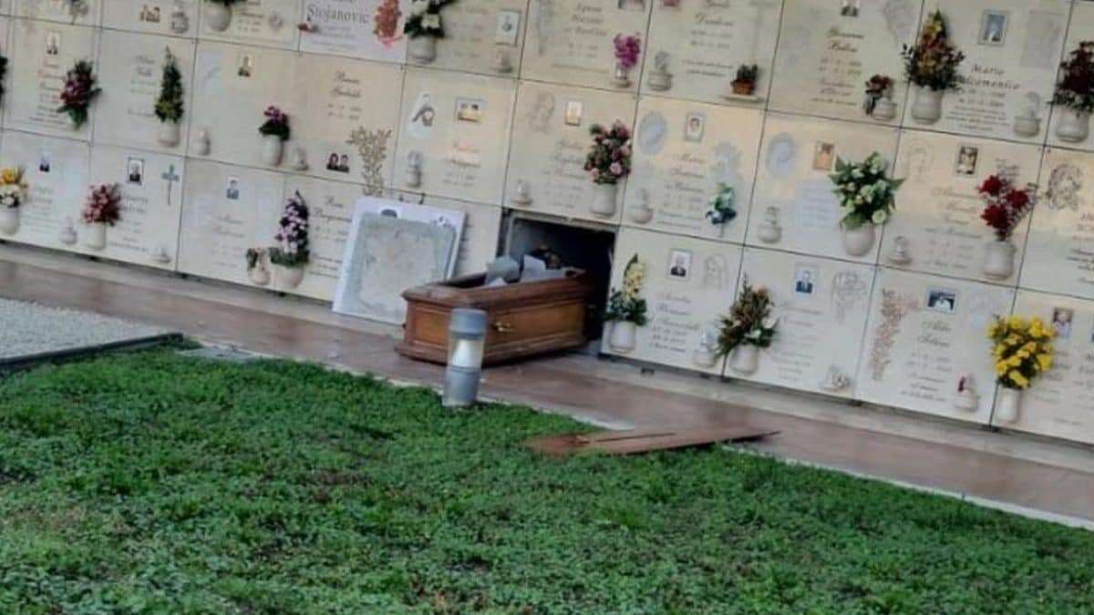 Profanano le tombe di due persone al cimitero di Montirone, rubati oro e gioielli