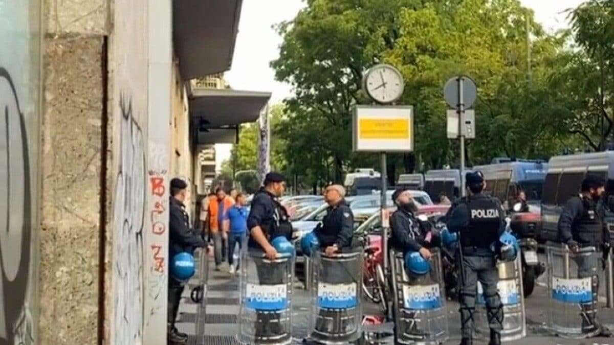 La polizia sgombera gli studenti che protestano contro il caro affitti a Milano