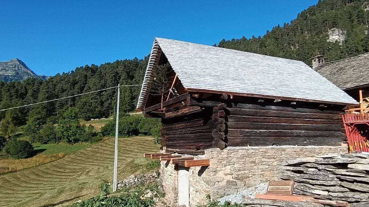 Lascia Milano per trasferirsi in una baita a 1300 metri: 