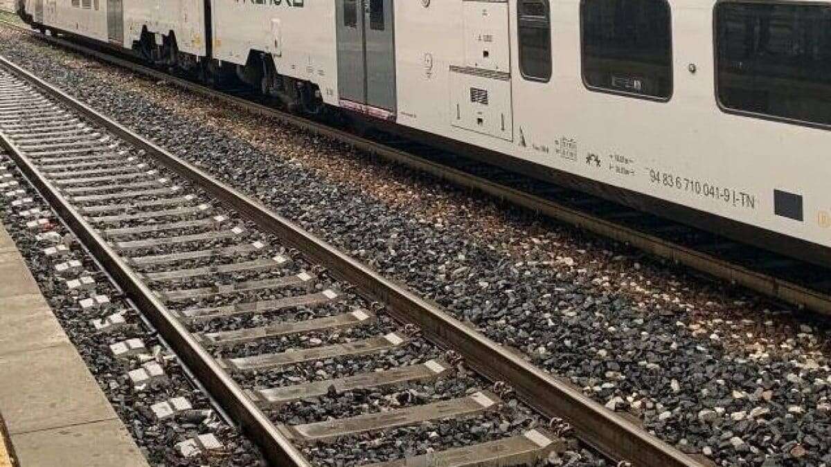 Travolto e ucciso da un treno a Legnano, la polizia indaga sulla morte di un 30enne