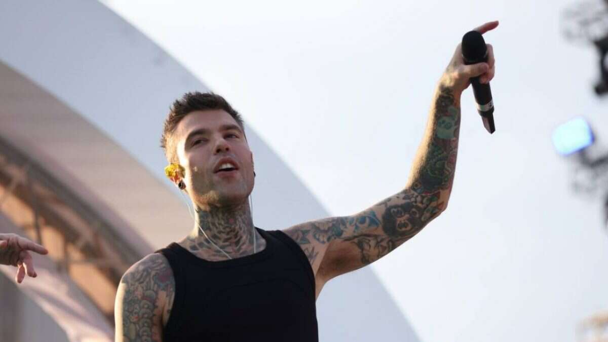 Fedez denunciato per aver insultato i carabinieri in una canzone, il giudice archivia: 