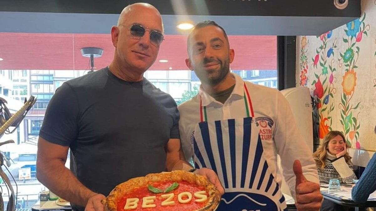 Jeff Bezos arriva a Milano e pranza da Gino Sorbillo: 